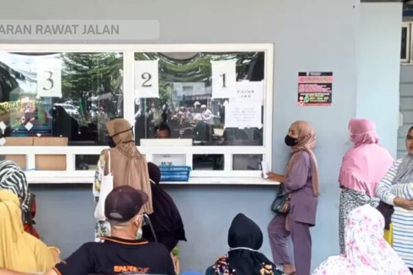 Warga Banten sedang antri di Pendaftaran Rawat Jalan Rumah Sakit