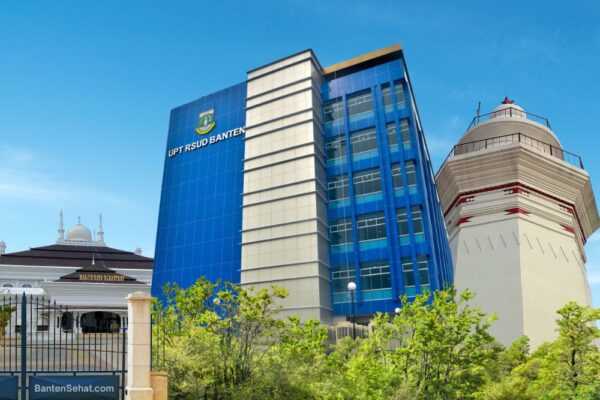 Gedung megah RSUD Banten dengan arsitektur modern yang mencerminkan fasilitas kesehatan berkelas internasional