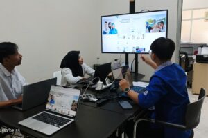 Tim AWTC sedang berdiskusi dalam mengembangkan fitur baru pada NakesPintar.id