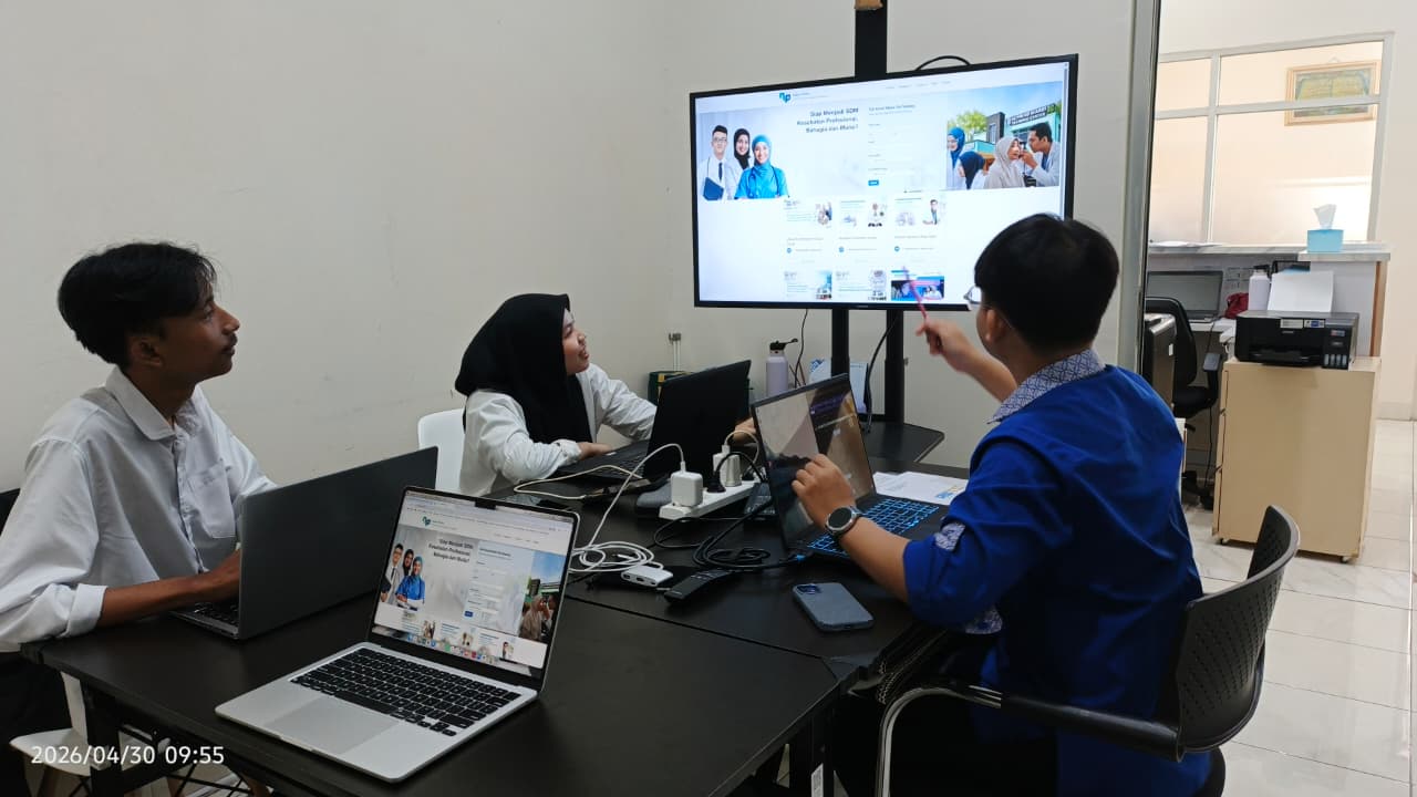 Tim AWTC sedang berdiskusi dalam mengembangkan fitur baru pada NakesPintar.id